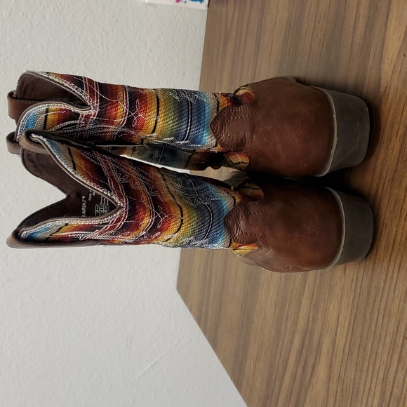 (SOLD) Girls Ariat boots size 4.5 - Picture 3 of 7